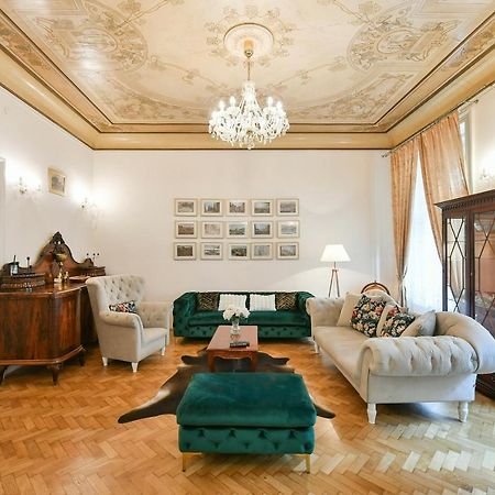 Stunning Charles Bridge Apartment Praha Bagian luar foto