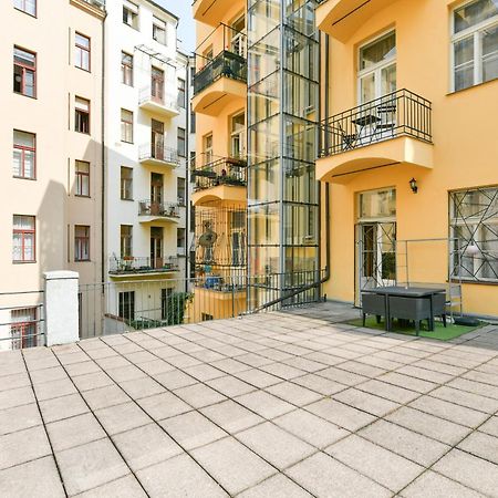 Stunning Charles Bridge Apartment Praha Bagian luar foto