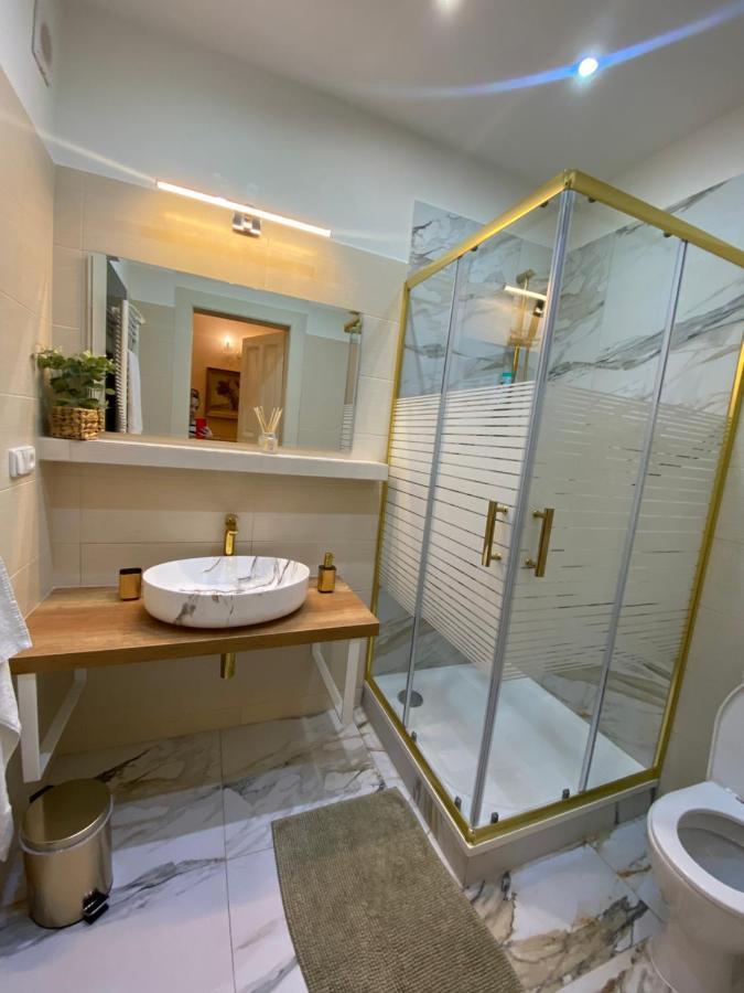 Stunning Charles Bridge Apartment Praha Bagian luar foto