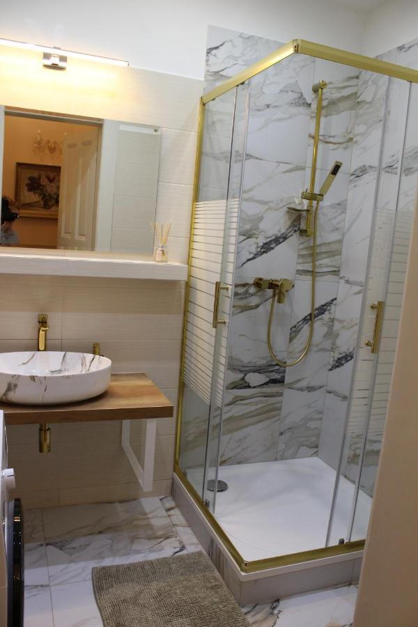 Stunning Charles Bridge Apartment Praha Bagian luar foto