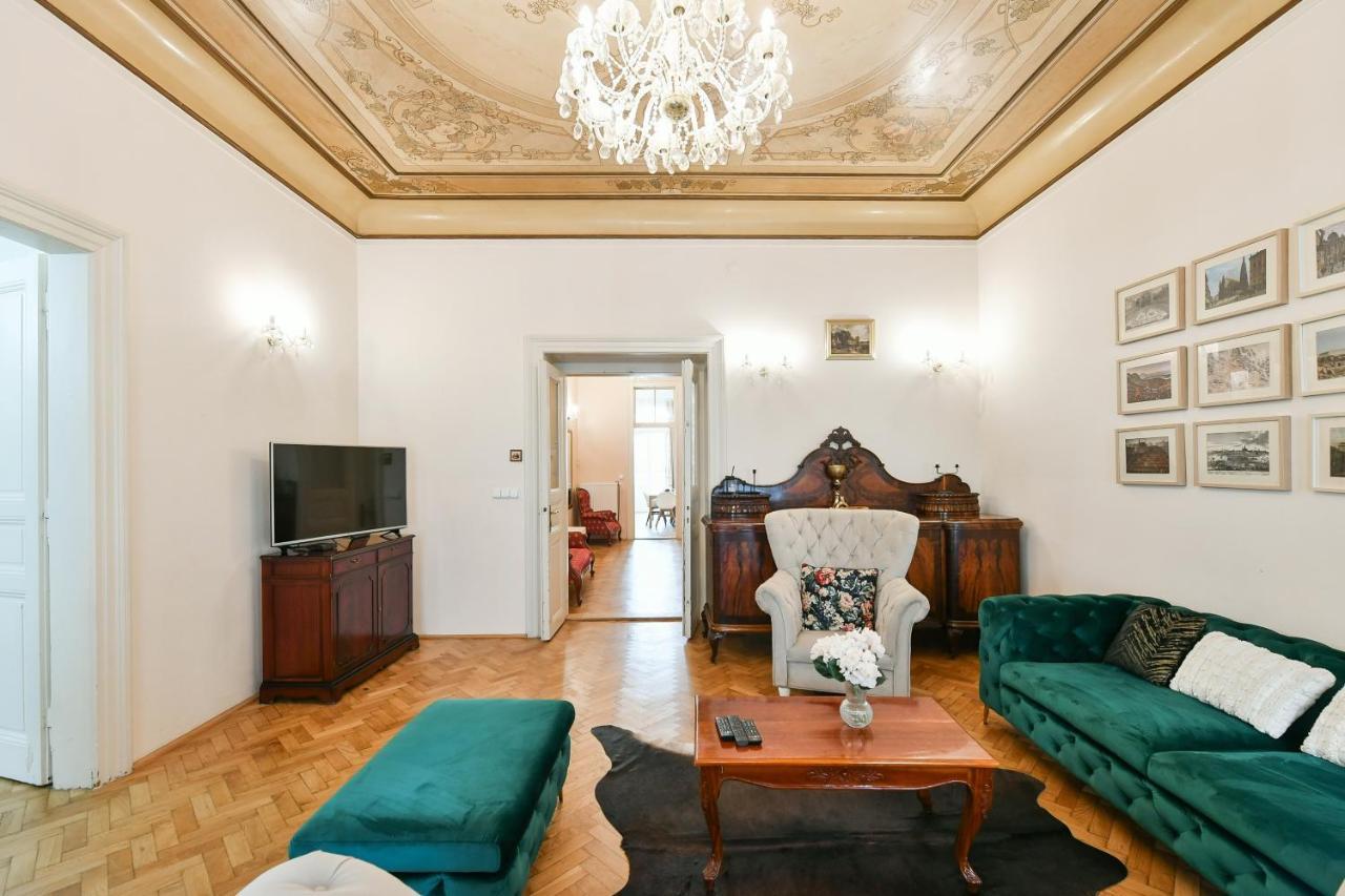 Stunning Charles Bridge Apartment Praha Bagian luar foto