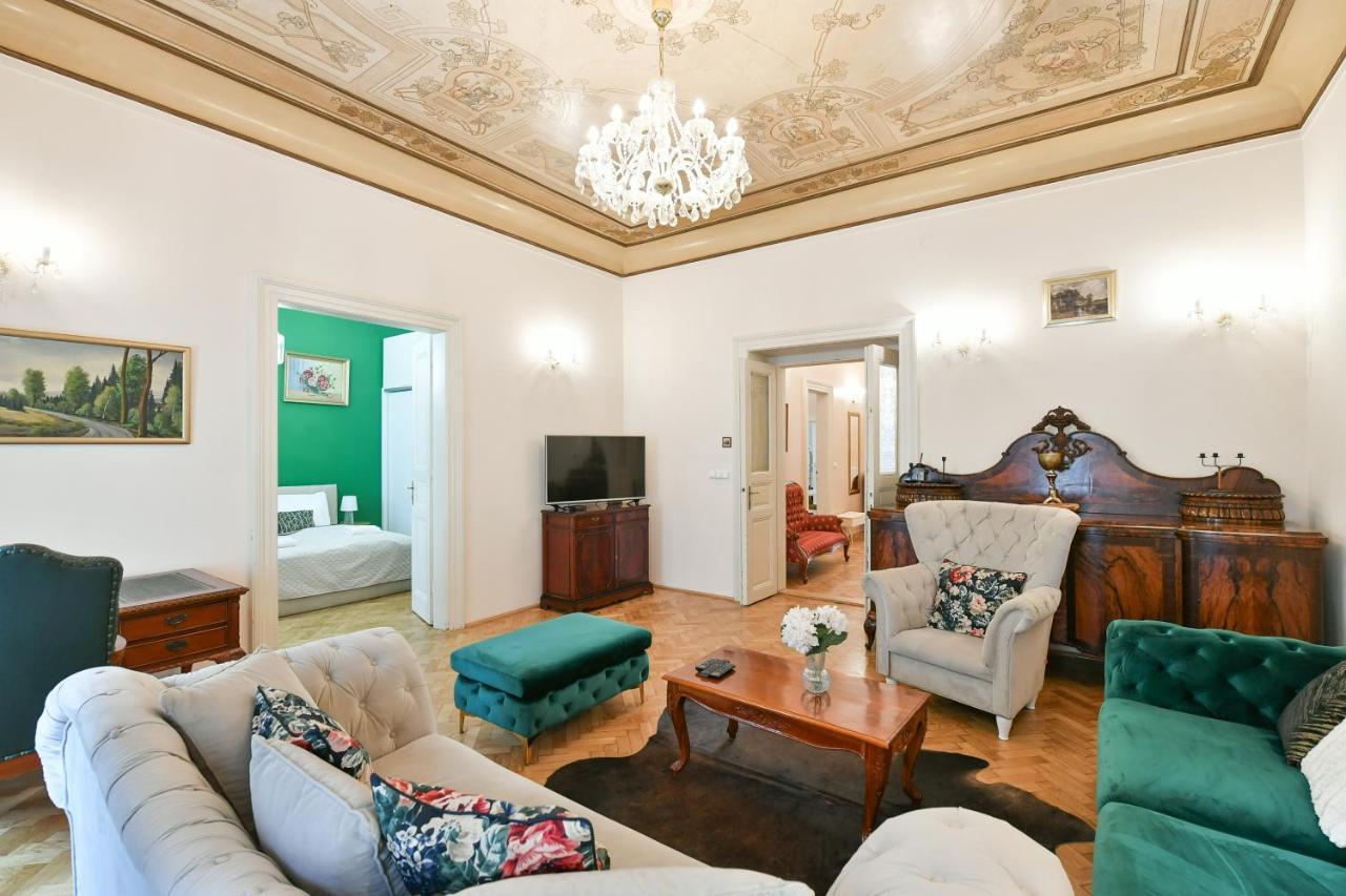 Stunning Charles Bridge Apartment Praha Bagian luar foto