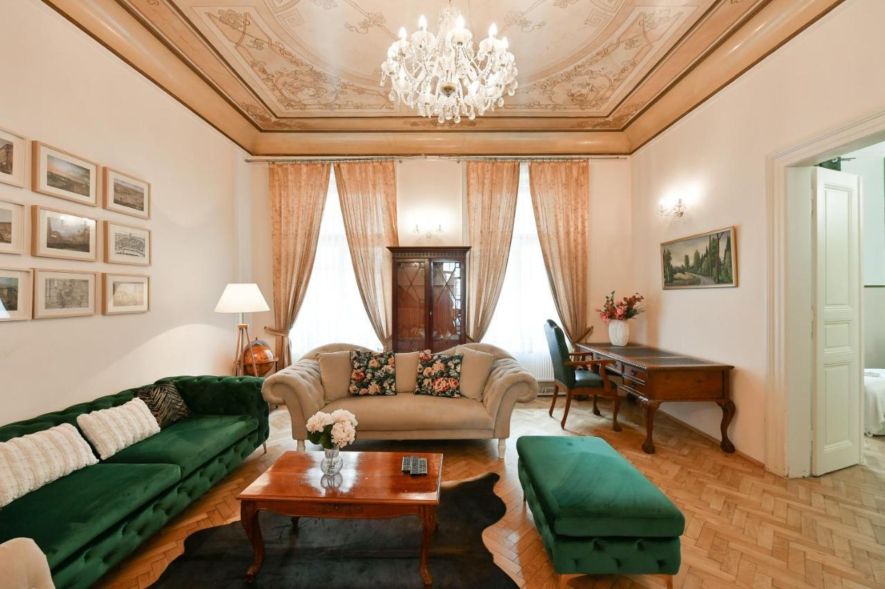 Stunning Charles Bridge Apartment Praha Bagian luar foto