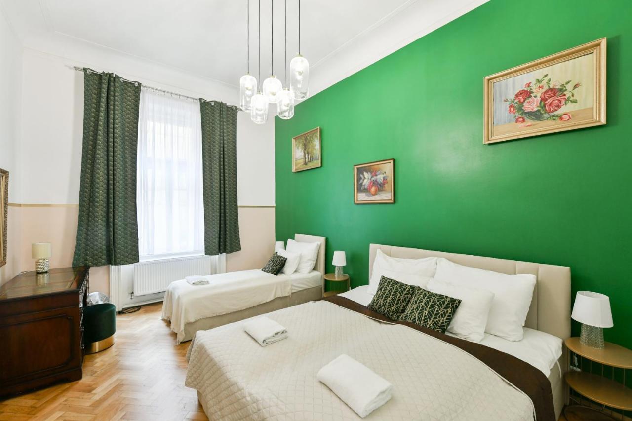 Stunning Charles Bridge Apartment Praha Bagian luar foto
