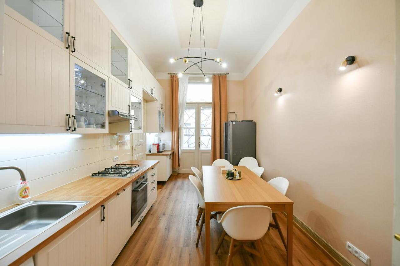 Stunning Charles Bridge Apartment Praha Bagian luar foto
