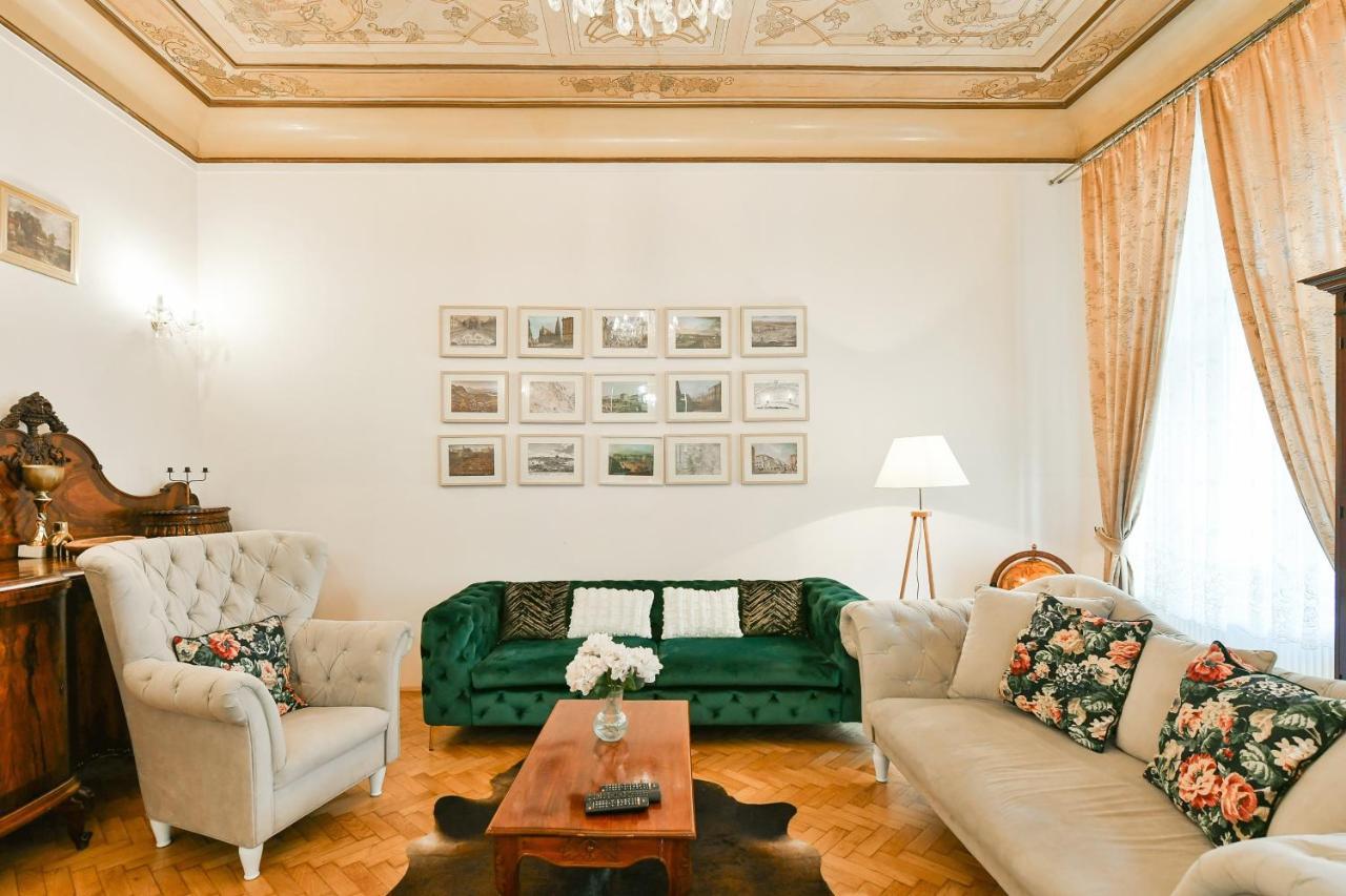 Stunning Charles Bridge Apartment Praha Bagian luar foto