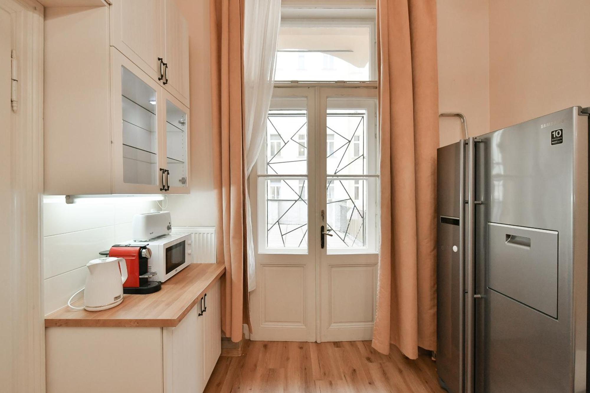 Stunning Charles Bridge Apartment Praha Bagian luar foto