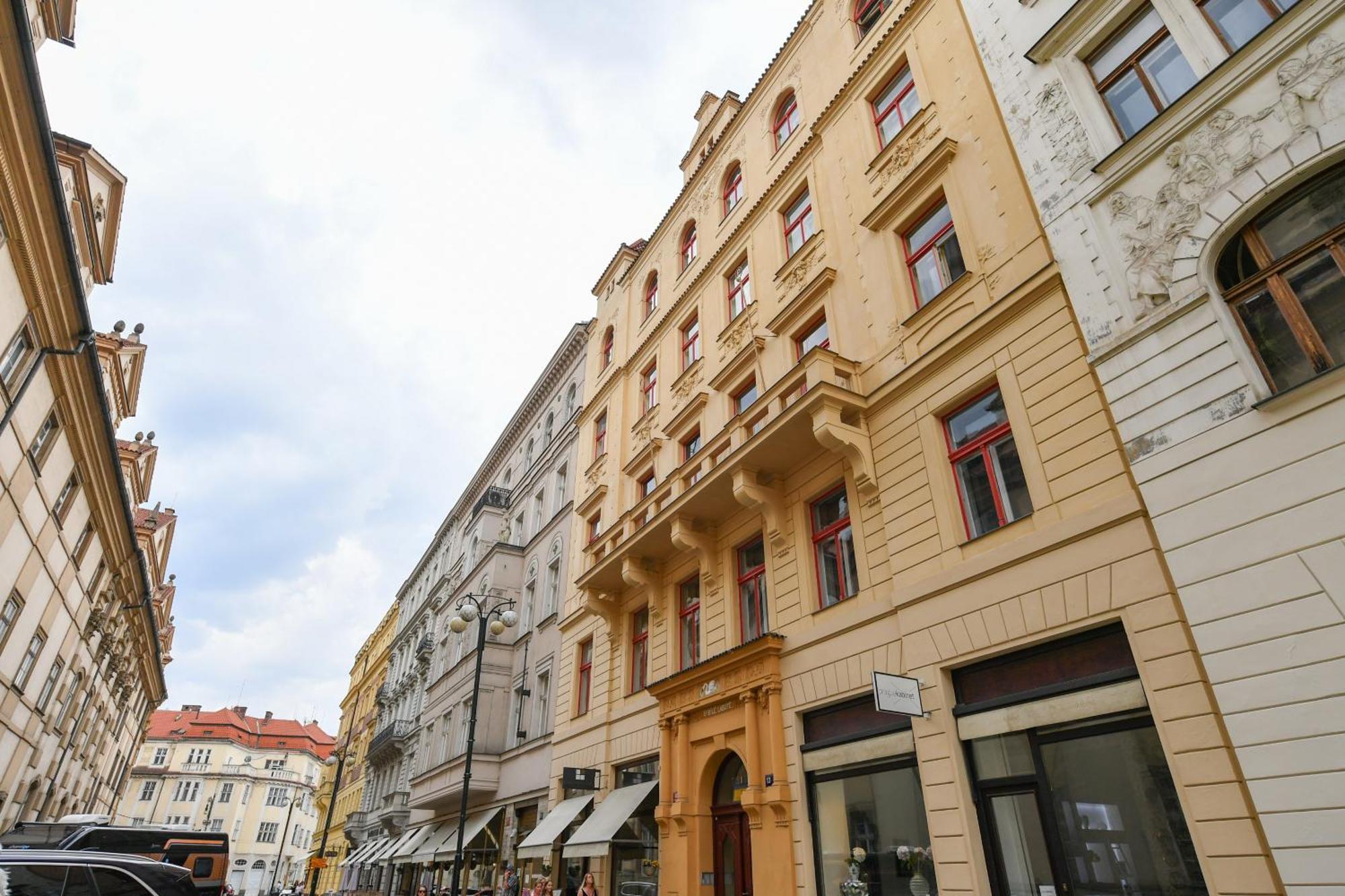 Stunning Charles Bridge Apartment Praha Bagian luar foto