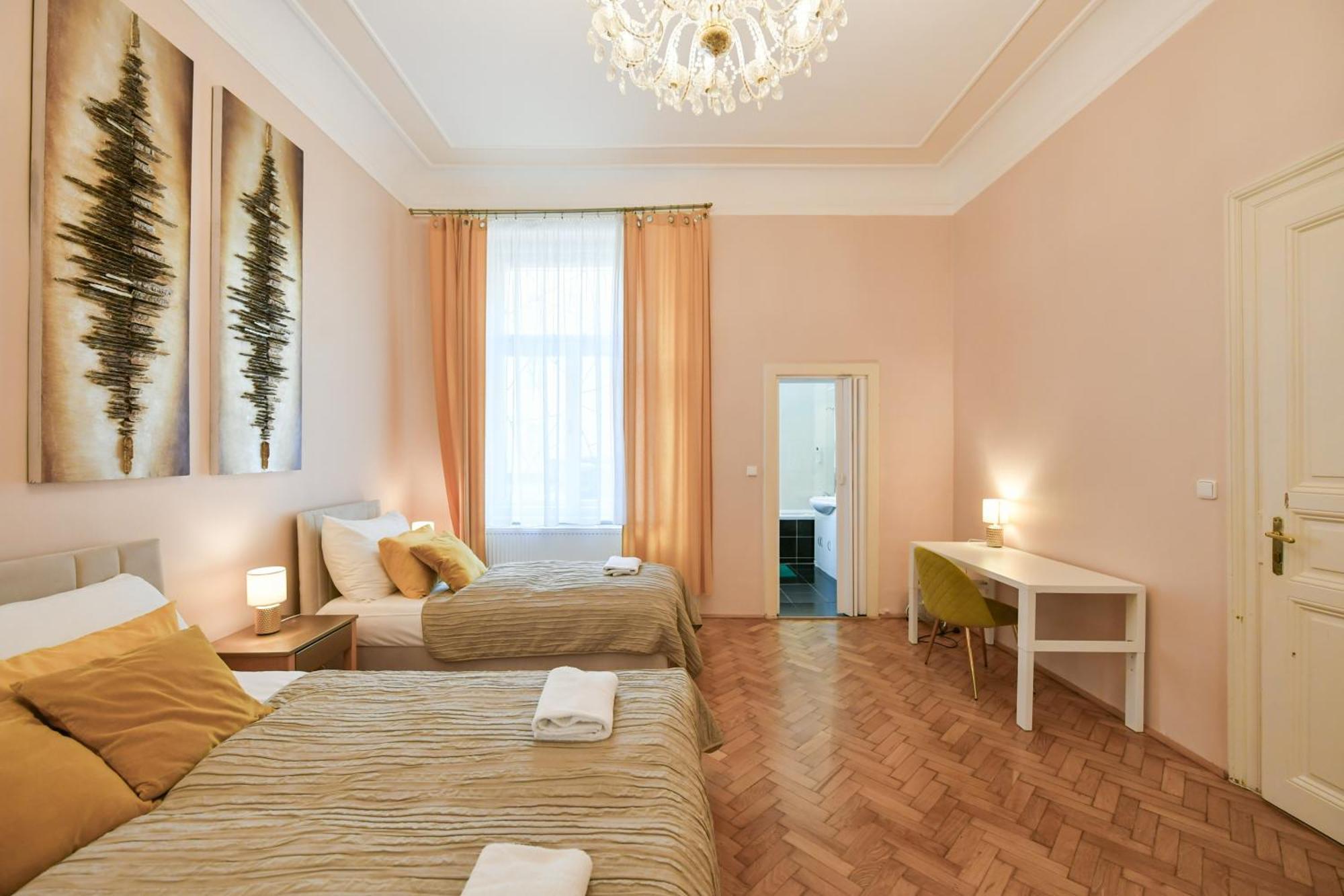 Stunning Charles Bridge Apartment Praha Bagian luar foto
