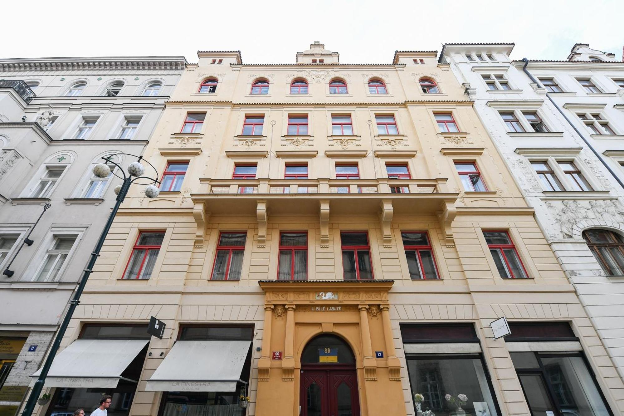 Stunning Charles Bridge Apartment Praha Bagian luar foto