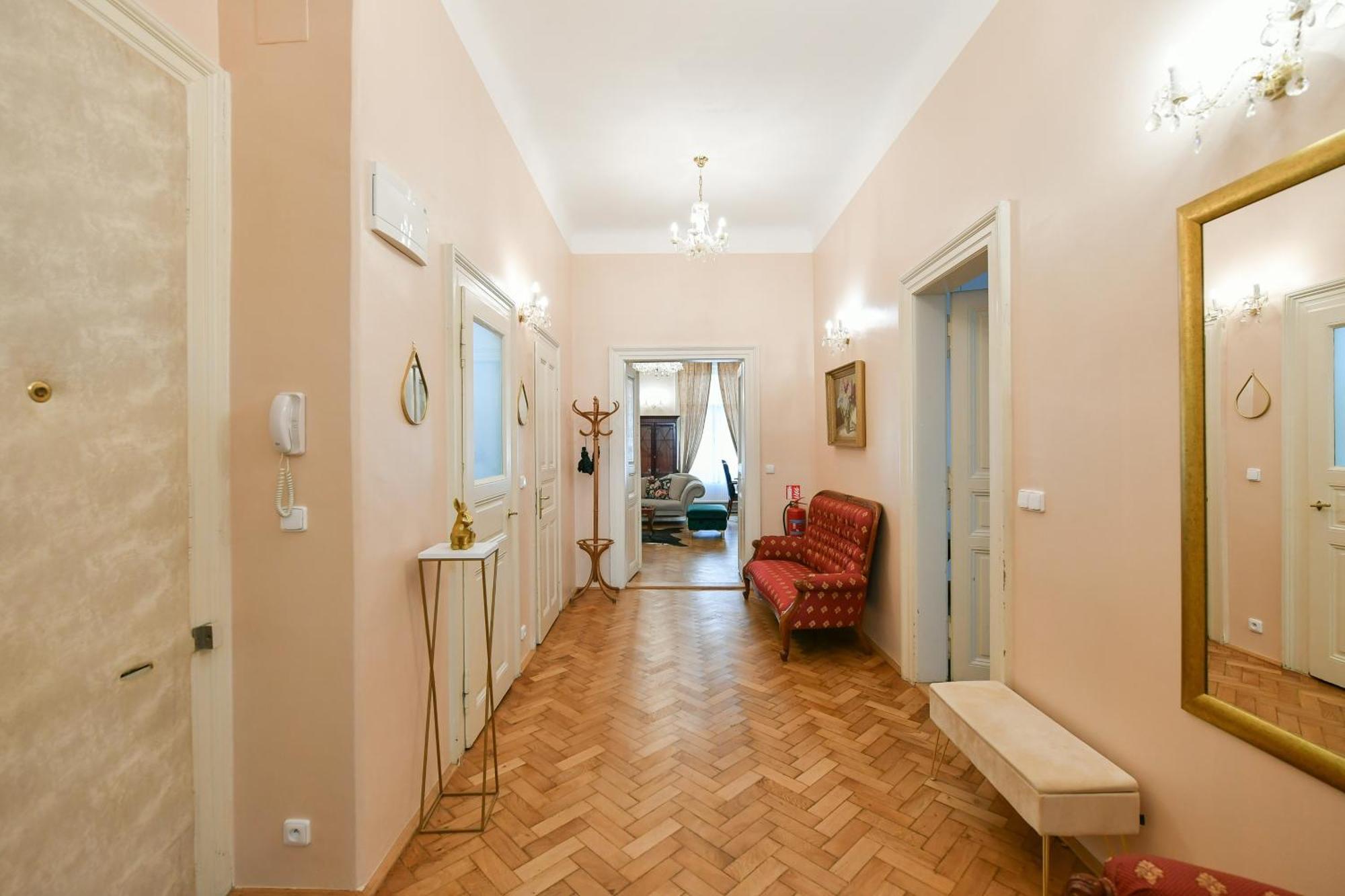 Stunning Charles Bridge Apartment Praha Bagian luar foto