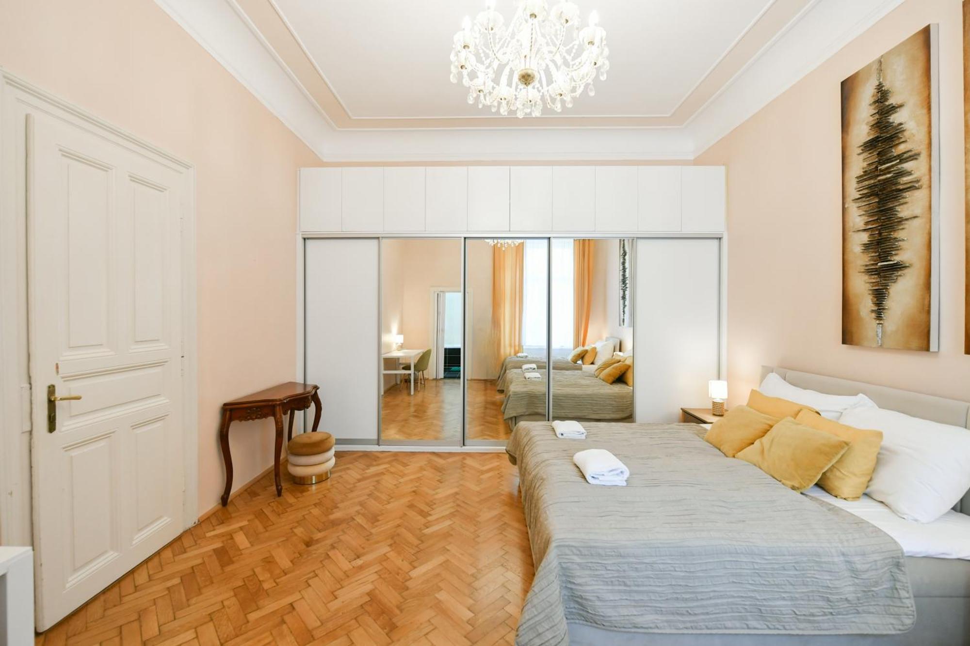 Stunning Charles Bridge Apartment Praha Bagian luar foto
