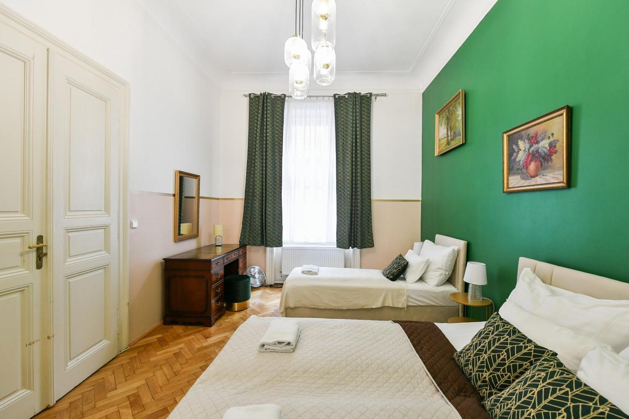Stunning Charles Bridge Apartment Praha Bagian luar foto