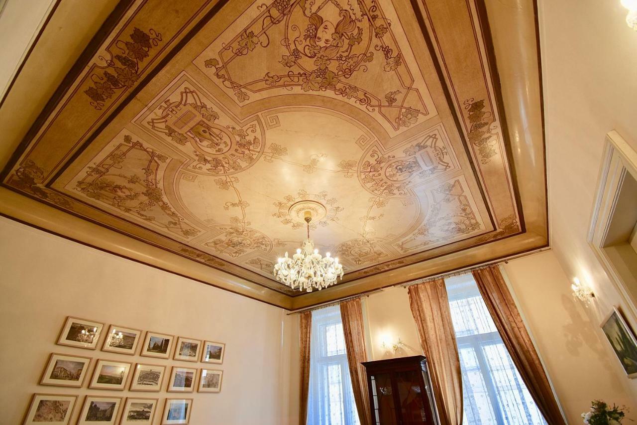 Stunning Charles Bridge Apartment Praha Bagian luar foto